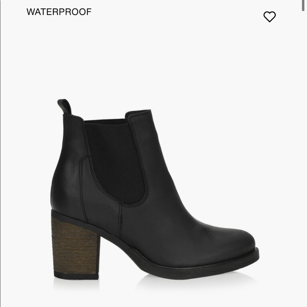 NWOT Artica Heeled Chelsea Boots - Sz 6